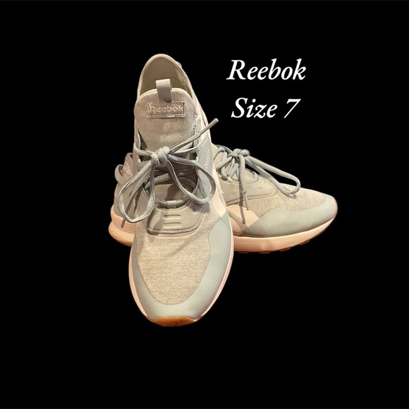 REEBOK BABY BLUE SNEAKERS WOMENS SIZE 7 GENTLY WORN - Picture 1 of 2